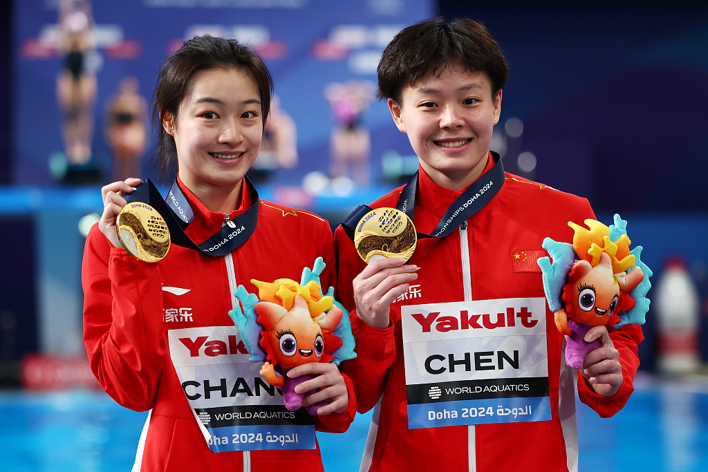 China's Chen Yiwen (R) and Chang Yani pose with their medals after the women's synchronized 3m springboard final at the World Aquatics Championships in Doha, Qatar, February 7, 2024. /CFP 