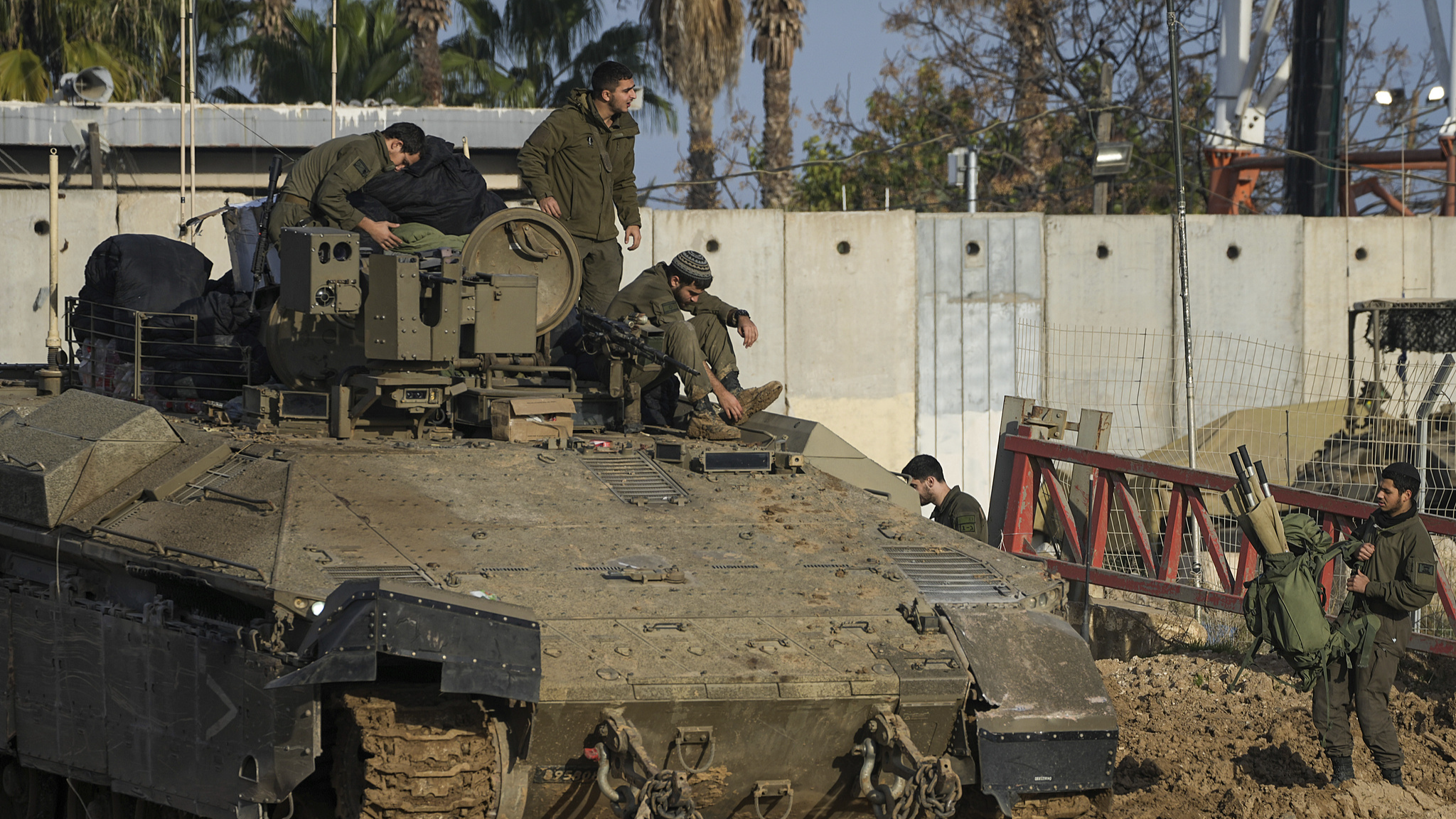 Israeli troops are seen near the border with Gaza Strip in southern Israel, January 19, 2025. /CFP