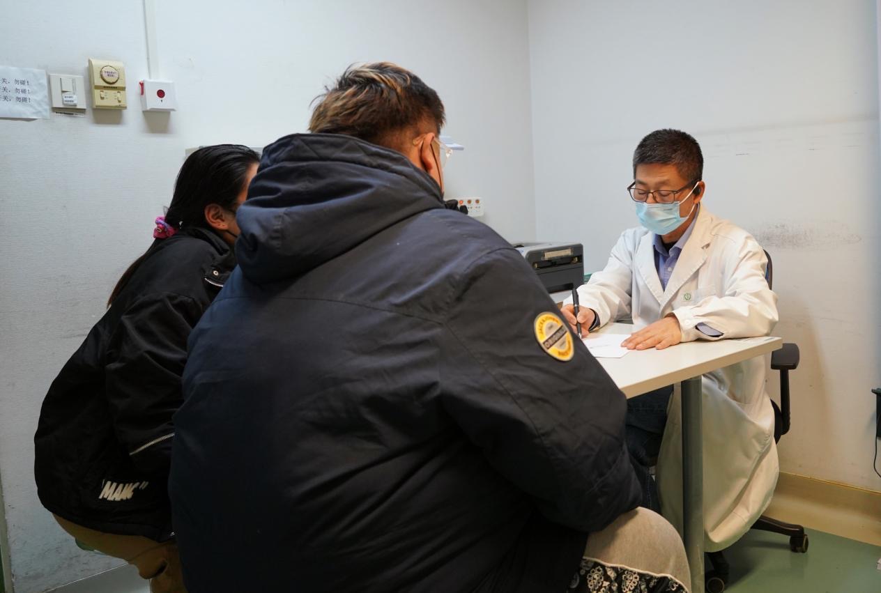 Dr Zhang Peng makes diagnosis and treatment plans for his patient at Capital Medical University Beijing Friendship Hospital. /Courtesy of Beijing Friendship Hospital