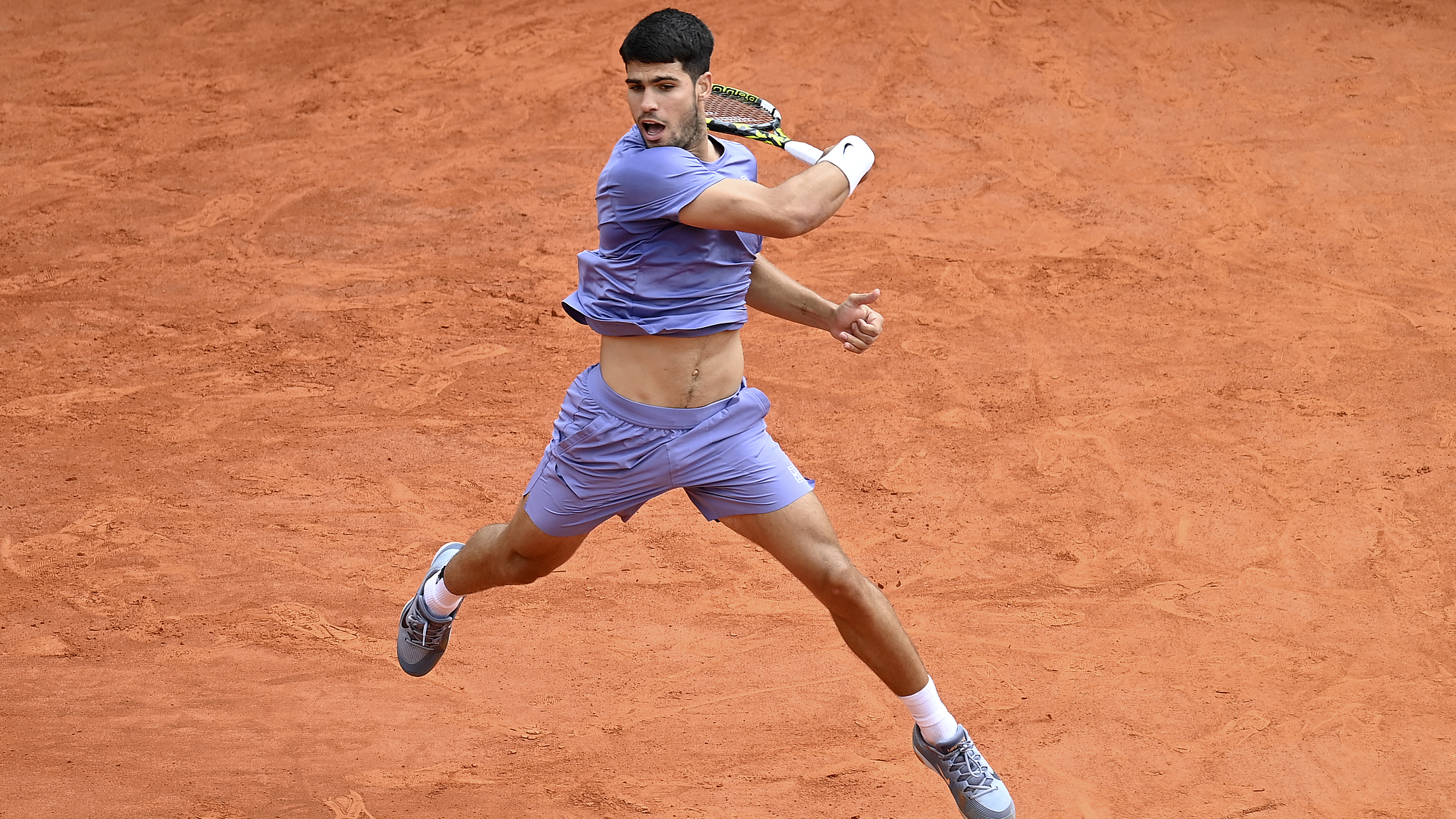 Carlos Alcarez of Spain hits a shot against compatriot Alejandro Davidovich Fokina in a men's singles semifinal match at the Monte-Carlo Masters in Monte Carlo, Monaco, April 12, 2025. /VCG