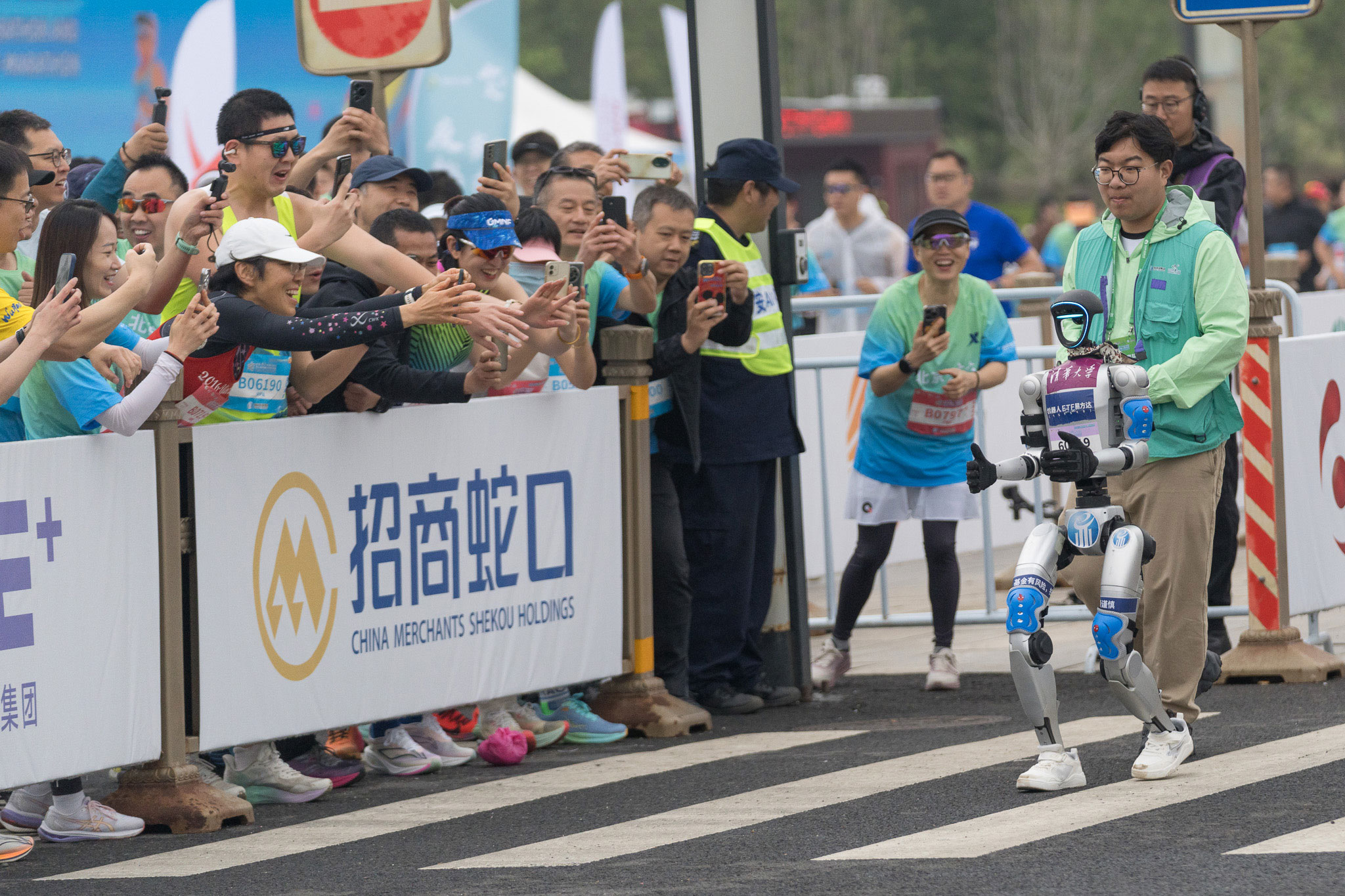 World's first humanoid robot half-marathon held in Beijing