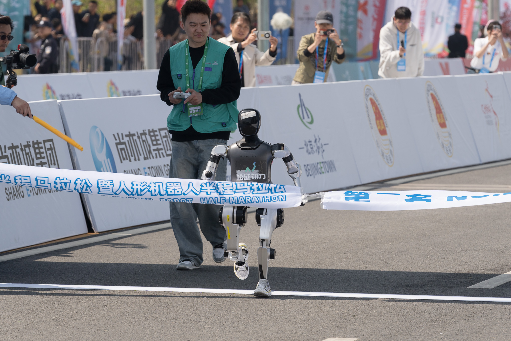 World's first humanoid robot half-marathon held in Beijing