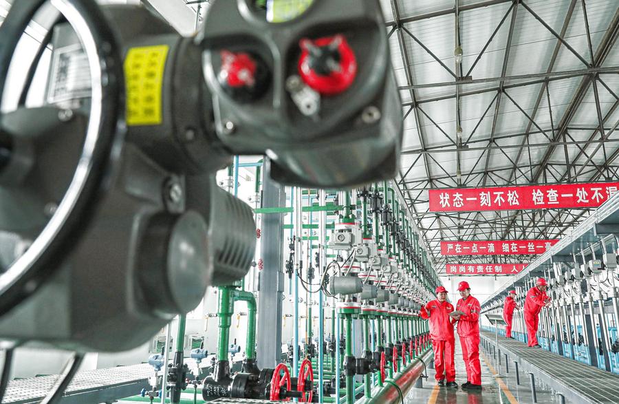 Staff check equipment at the Daqing Oilfield in northeast China's Heilongjiang Province, April 14, 2025. /Xinhua