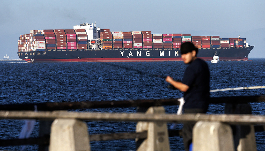 A Chinese cargo ship leaves the Port of Los Angeles, Cabrillo Beach Pier in California, U.S., June 25, 2024. /VCG