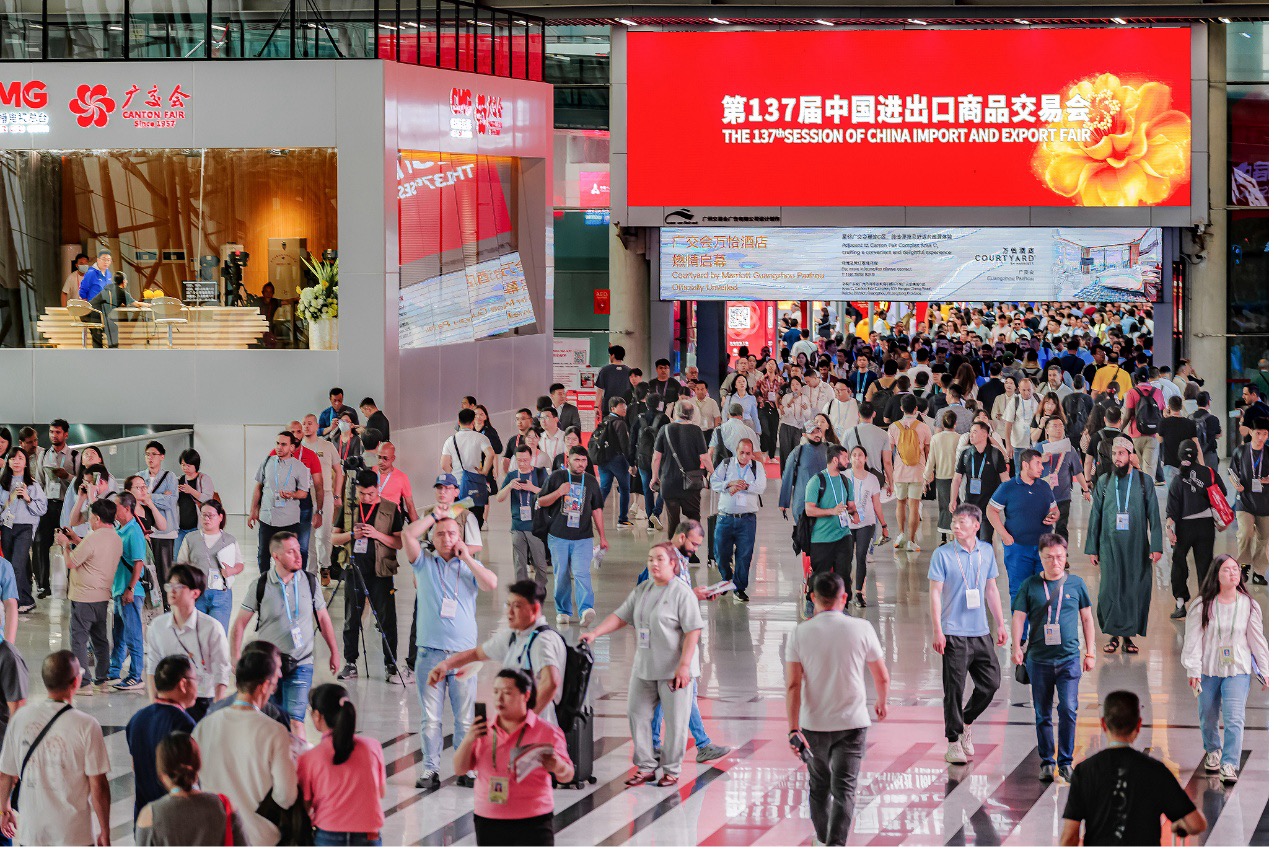 Visitors from home and abroad walk in the exhibition hall during the 137th China Import and Export Fair in Guangzhou, south China's Guangdong Province, April 25, 2025. /CFP