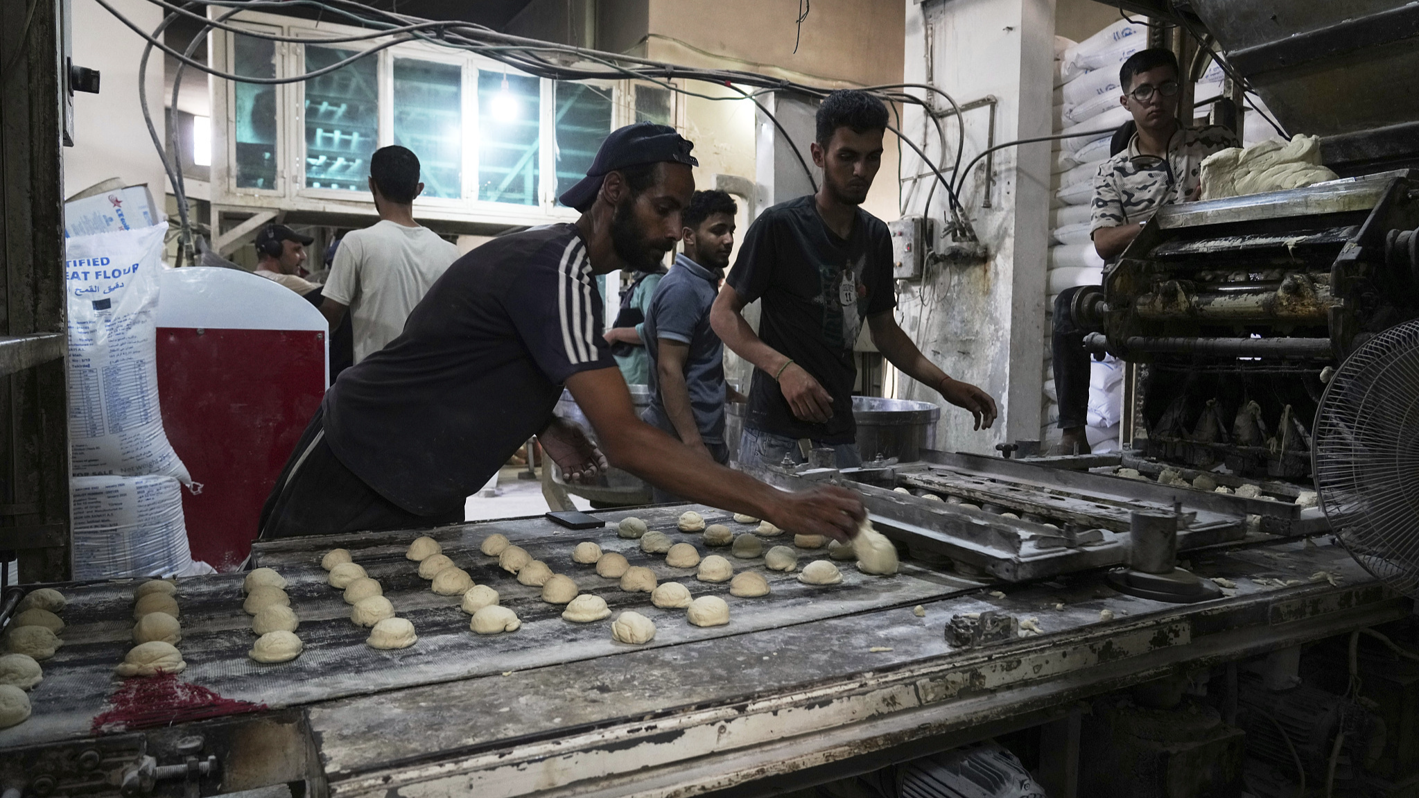 Palestinians bake bread after the World Food Program was able to bring in flour for the first time in over a month in Deir al-Balah, Gaza, May 22, 2025. /VCG