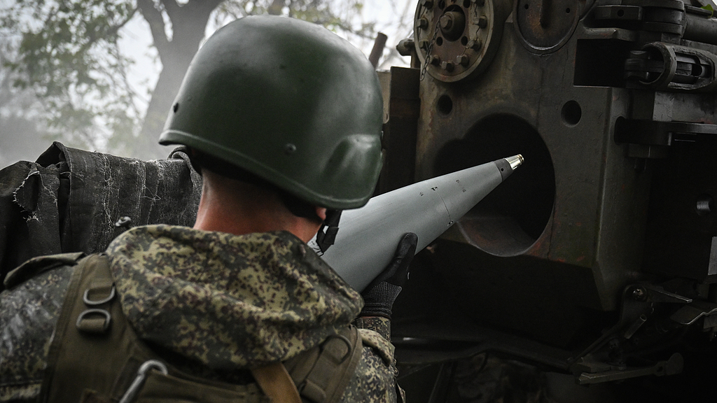 A Russian serviceman prepares to fire a howitzer towards Ukrainian positions in the Krasnoarmeysk sector of the frontline, May 28, 2025. /VCG