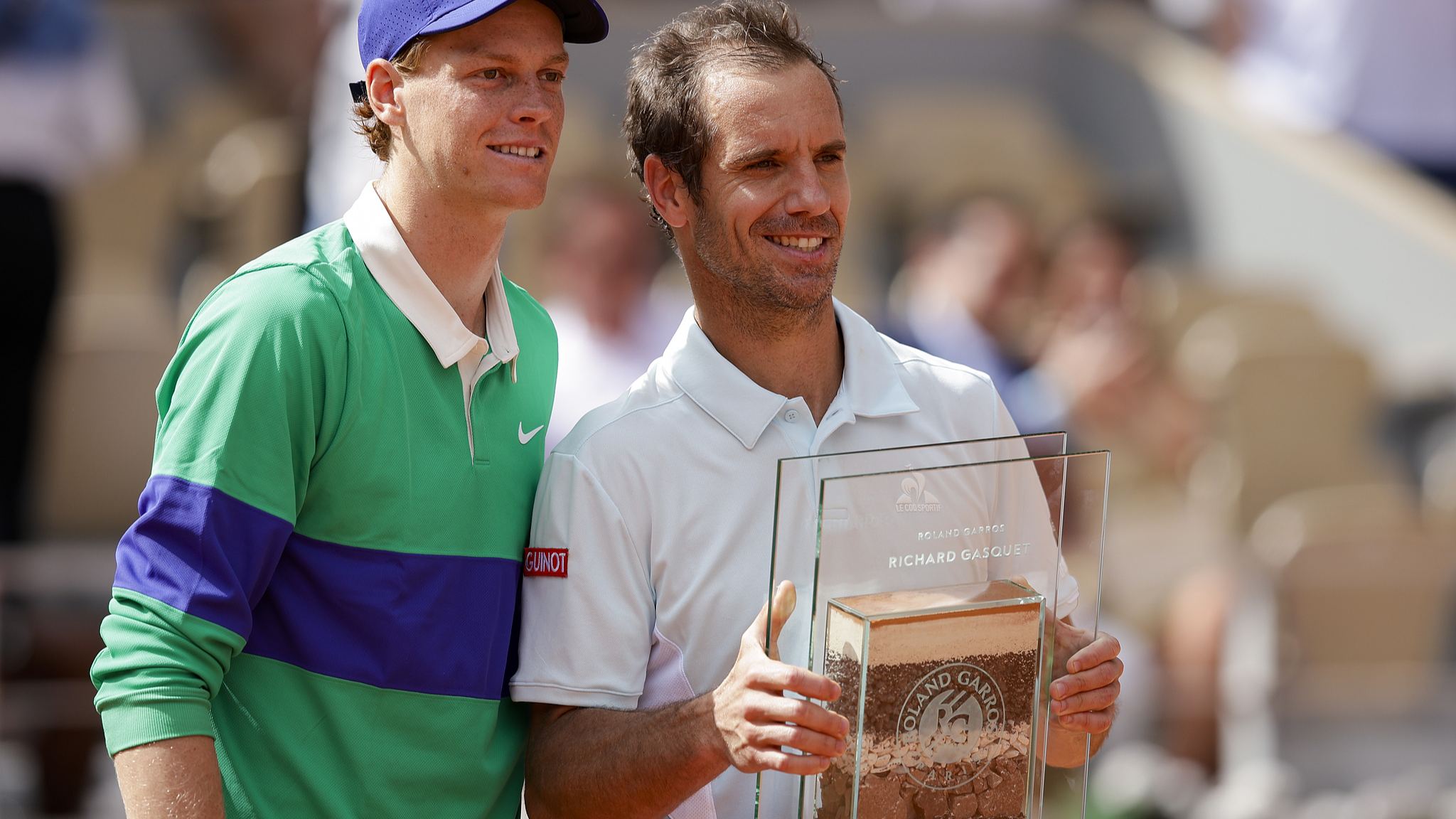 Jannik Sinner of Italy poses with the retiring Richard Gasquet (R) of France after their men's singles second round match at the French Open at Roland-Garros in Paris, France, May 29, 2025. /VCG