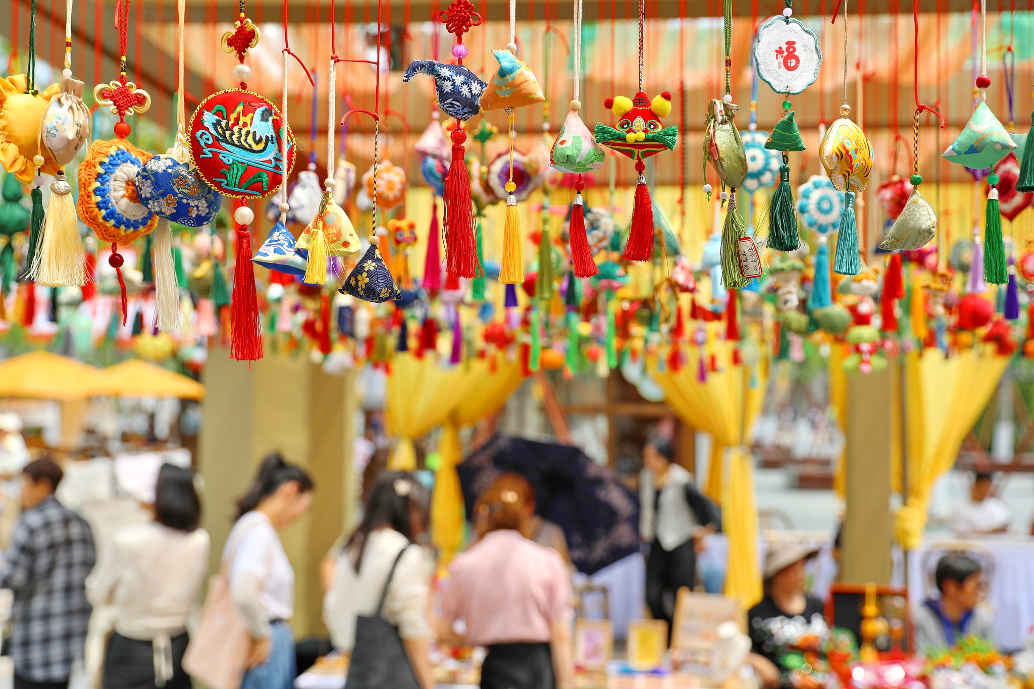 Tourists shopping for herbal sachets at a market, Nanhu District, Jiaxing City, east China's Zhejiang Province, May 29, 2025. /VCG