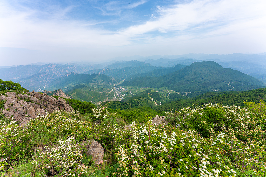 The view of Baihua Mountain in Beijing, China /VCG