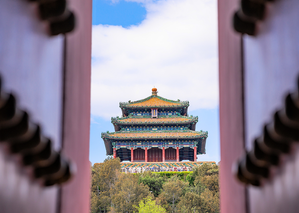 The hilltop pagoda at Jingshan Park in Beijing, China /VCG