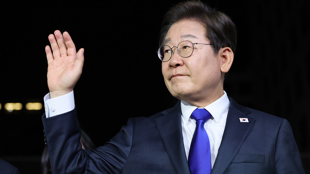 South Korea's President Lee Jae-myung gestures upon his arrival at the Democratic Party's headquarters in Seoul, June 4, 2025. /VCG 