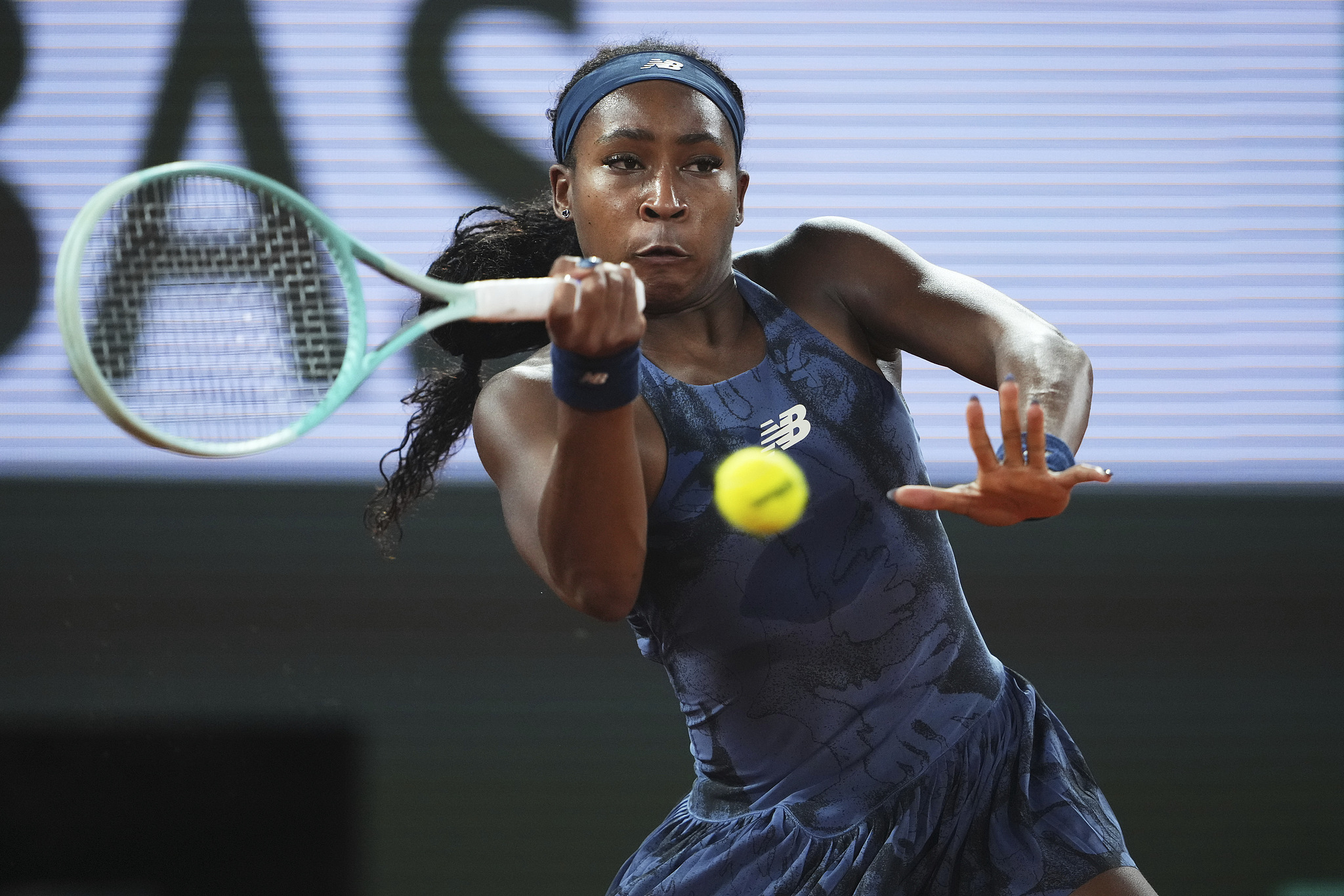 Coco Gauff of the United States hits a shot in the women's singles match against Lois Boisson of France at the French Open at Roland Garros in Paris, France, June 5, 2025. /VCG